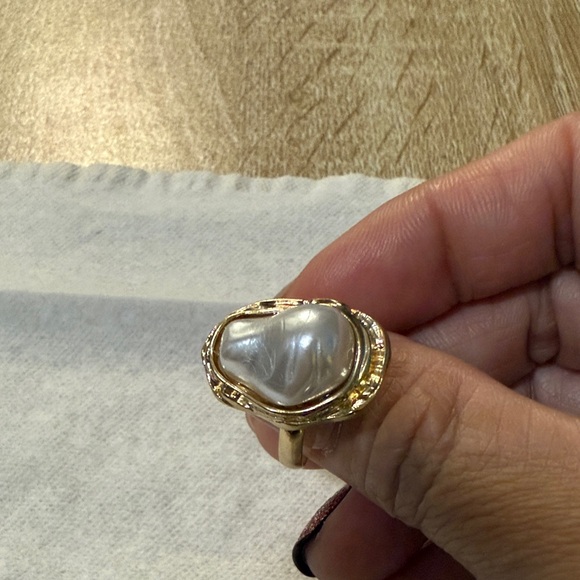 Jewelry - Elegant faux Gold and Pearl Ring